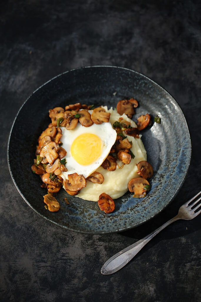 Pastinakenpüree mit Pilzen und Spiegelei | Wellcuisine